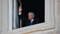 Andrés Manuel López Obrador, Presidente de México, saluda a paisanos mexicanos desde el balcón del Instituto Cultural Mexicano en Washington