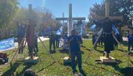 Ciudadanos denuncian políticas migratorias  inhumanas, ayer, frente a la Casa Blanca con crucifixión simbólica.