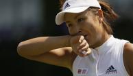 Peng Shuai se limpia la cara durante un partido contra la australiana Samantha Stosur en la segunda ronda de Wimbledon.