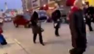 En redes sociales se difundió un video que muestra el momento en el que un conductor aparentemente atropella a varias personas durante un desfile navideño en Wisconsin.