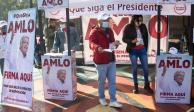 Simpatizantes de AMLO recaban firmas para la revocación de mandato en la CDMX.