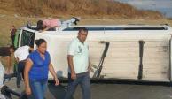 Choque y Volcadura en Bordo de Xochiaca y Vicente Villada deja varias personas heridas