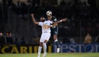 Diogo y Cáceres pelean un balón en el aíre, ayer, en Ciudad Universitaria.