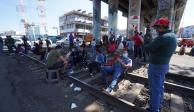 Maestros de la CNTE bloquean vías del tren en Michoacán, en octubre pasado, por falta de pago.