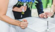 En boda civil, casan por error a la novia con un testigo