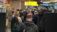 Según los resultados de las pruebas iniciales, es probable que decenas de personas estén infectadas con COVID entre unos 600 pasajeros que llegaron al aeropuerto Schiphol de Ámsterdam en dos vuelos desde Sudáfrica, señalaron autoridades sanitarias de Países Bajos.