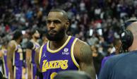LeBron James, de los Lakers, abandona la cancha tras ser expulsado por la falta sobre Isaiah Stewart de los Pistons, en actividad de la NBA, el pasado 21 de noviembre.