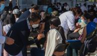 Jóvenes de 15 a 17 acuden a vacunarse, ayer, en Lerma, Estado de México.