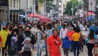 Cientos de personas caminan por la calle Francisco I. Madero en el Centro Histórico de la Ciudad de México.