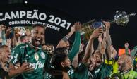 Jugadores del Palmeiras celebran con el trofeo de la Copa Libertadores, después de vencer al Flamengo en la final.