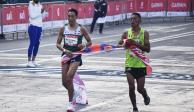 Darío Castro y Eloy Sánchez, en su llegada a la meta del Maratón de la Ciudad de México