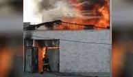 Bomberos de la Ciudad de México combaten un incendio en la alcaldía Venustiano Carranza