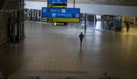 Las restricciones de viaje apagan las operaciones en el aeropuerto de Johannesburgo, ayer.