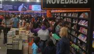 Visitantes de la FIL Guadalajara adquieren libros en los stands.