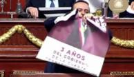 El diputado del PAN, Ricardo Rubio Torres, al momento de romper el cartel con la imagen de AMLO en el Congreso de la Ciudad de México.