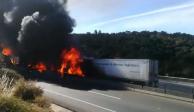Imagen de uno de los tráileres incendiado tras el accidente en la autopista Arco Norte.