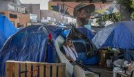 Una mujer espera en Tijuana su proceso migratorio.&nbsp;SRE aseguró que el programa “Quédate en México” busca mejorar condiciones de los migrantes