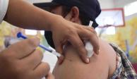Personal de salud aplica una vacuna contra COVID-19&nbsp; en el brazo izquierdo de un hombre que usa cubrebocas. La CDMX alista dosis de refuerzo para la población