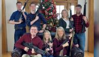 Congresista estadounidense posa con armas en foto de Navidad