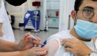 Un hombre israelí recibe su tercera dosis de la vacuna contra COVID-19, en Beit Shemesh, Israel.