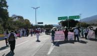 La protesta en la Autopista del Sol permance hasta el mediodía de este lunes.