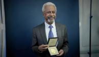 Abdulrazak Gurnah recibió la medalla y diploma del Premio Nobel de Literatura.
