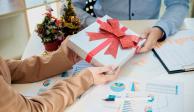 Empleado se niega a cooperación para comprar regalos a los jefes en la empresa