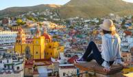Una turista admira la vista panorámica en la ciudad de Guanajuato.