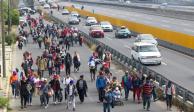 La Caravana Migrante camina sobre la autopista México-Puebla rumbo a la Ciudad de México.