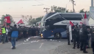 Autobús en el que viajaban los familiares de los futbolistas del Atlas al Estadio Jalisco.