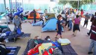 Migrantes descansan, ayer, en la Casa del Peregrino, tras llegar a la CDMX.