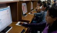 Una mujer utiliza una computadora en un cibercafé: Así puedes tramitar una constancia de extravío o robo de objetos y documentos