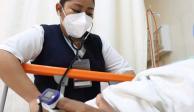 Una enfermera atiende a uno de los migrantes que resultó lesionado por el accidente del pasado 9 de diciembre: 62 hospitalizados, 45 altas y siete defunciones, el saldo hasta el momento