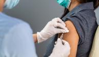 Una mujer recibe en su brazo izquierdo una vacuna contra el COVID-19