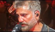 Alejandro Fernández llora devastado en su primer concierto tras la muerte de su papá