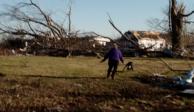Tras el tornado en Kentuchy, Estados Unidos, el perro Nola se reencontró con su dueña entre los escombros de su casa.