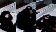 Una pareja de policías derrumbó el lavamanos de un baño público mientras se besaban.
