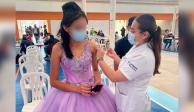 La quinceañera acudió al centro de vacunación con su vestido y con el cabello peinado