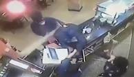 El video captado por las cámaras de seguridad muestra el momento en el que el adolescente disparó a un asaltante en la cabeza para evitar un robo.