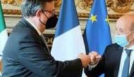 Marcelo Ebrard (SRE) y Jean-Yves Le Drian, (ministro de Asuntos Exteriores de Francia) chocan sus puños:&nbsp;México busca modernizar Acuerdo Global con la Unión Europea a través de Francia