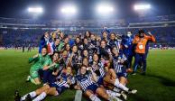 Jugadoras de Rayadas celebran el título de la Liga MX Femenil