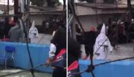 Un maestro fue a la escuela vestido como integrante del Ku Klux Klan