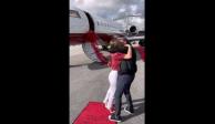 Stephanie Shojaee recibe regalo de Navidad por parte de su esposo en autopista de jet privado y se hace viral.