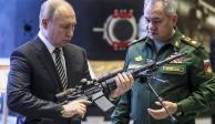 El presidente ruso, Vladimir Putin, sostiene un arma en reunión con el ministro de Defensa, Sergei Shoigu, ayer.
