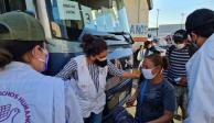 Una migrante aborda, ayer, un autobús con rumbo a Nuevo León.