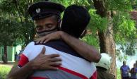 Un policía de Sri Lanka abraza al familiar de una de las víctimas