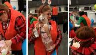 Mujer llora al recibir la primera muñeca de su vida.