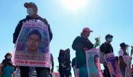 Familiares de normalistas desaparecidos en la Basílica de Guadalupe