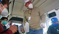 COVID-19: Personas en el transporte público utilizan gel antibacterial y cubrebocas para protegerse del coronavirus