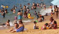 Dcenas de visitantes se divierten en las playas de Acapulco, ayer.